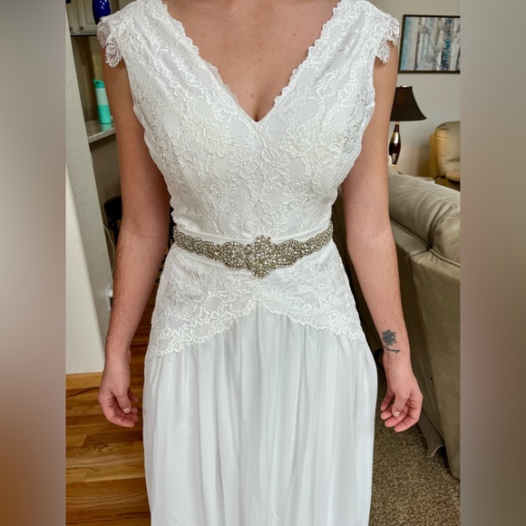 New open back wedding dress - Picture 2 of 4